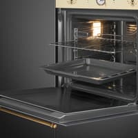 Встраиваемый духовой шкаф SMEG/ Встраиваемый духовой шкаф SMEG, 60 см, Coloniale, 50-260 градусов, часы/таймер, галогенная подсветка, 9 режимов, поворотные переключатели Coloniale, пиролиз, автоматическое отключение, петли Soft Close, полезный объем 65 л, цвет крем/латунь - фото 11