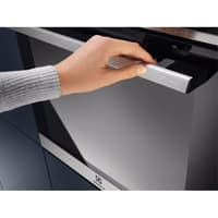 Встраиваемый духовой шкаф ELECTROLUX/ Электрический духовой шкаф с конвекцией, объем 65 л, утапливаемые переключатели, 9 режимов, автопрограммы, очистка пиролитическая, 3 стекла в дверце, направляющие проволочные + телескопические (1 уровень) - фото 11