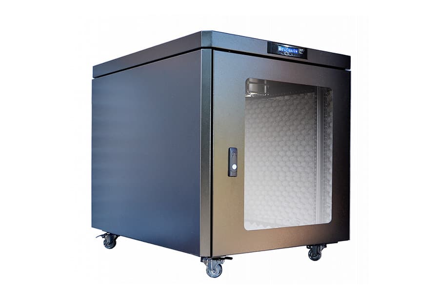 Рэковая стойка со звукоизоляцией Wize Pro W1890UR-SP 19, 18U, 650х900 мм, стеклянная передняя дверь, задняя дверь - металл, вент.панель из 3 вентиляторов,колеса, рэковые гайки: 20 шт, нагрузки 800 кг, сталь,черный