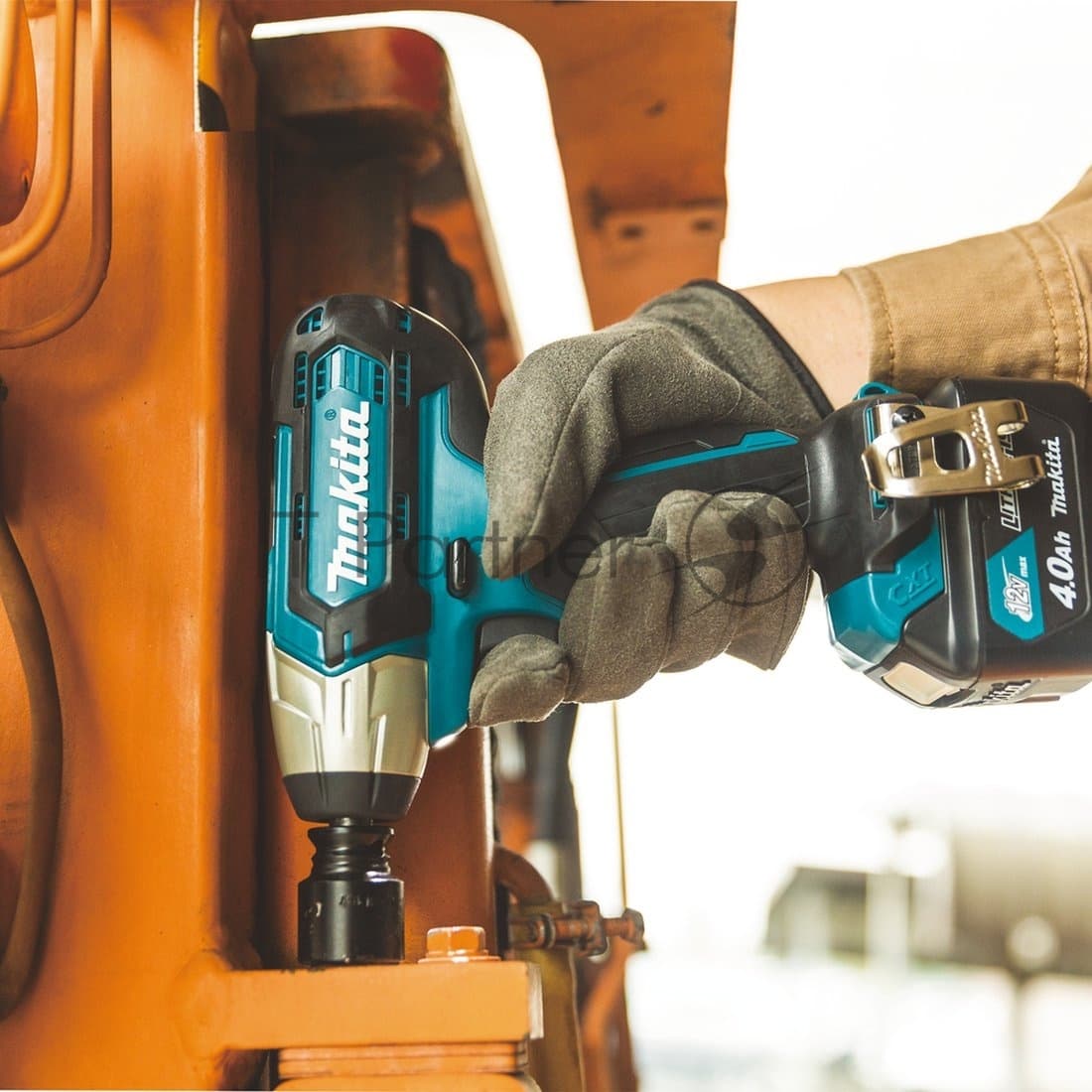 Гайковерт ак(уд) Makita TW140DWAE , 10.8В,2х2Ач Li-ion,0-3200у\м,140Нм,3\8",1.2кг,кейс,подсв,M8-M16 TW140DWAE