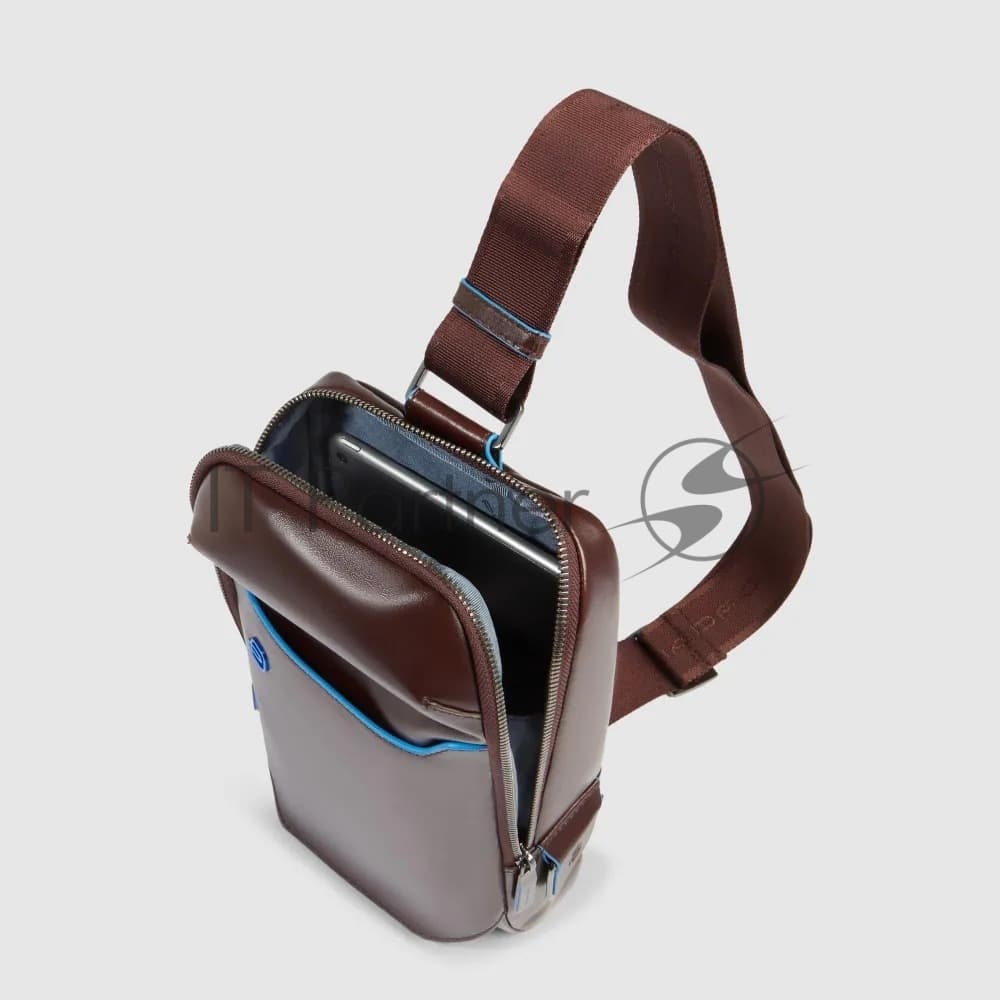 Рюкзак слинг мужской Piquadro Blue Square CA6898B2/MO красное дерево кожа