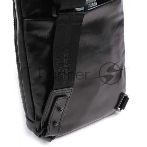 Рюкзак слинг Piquadro Blue Square Revamp CA5577B2V/N черный натур.кожа