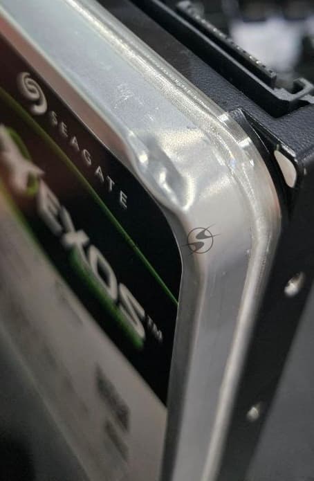 (Поврежденный товар, битый угол, рабочий) Жесткий диск серверный Seagate 3.5" 30Tb Seagate Exos M SATA 6Gb/s, 7200rpm, 512MB, 512e, CMR, Mozaic 3+, Bulk