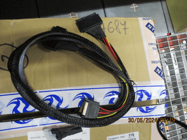 кабель Cable, x8 SFF-8654 to 2xU.2 SFF-8639, 0,8M (analog 05-60005-00 / ACD-60005-ZC / MD-6710075)