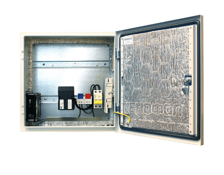 Уличная станция (термошкаф) OSNOVO OS-44V1 Уличная станция (термошкаф) с термостабилизацией, системой вентиляции, теплоизоляцией и оптическим кроссом. В основе металлический шкаф с классом защиты IP54. Доступное место под устано
